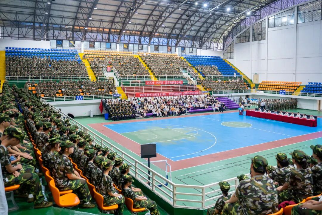 beat365举行2025级新生军训结训暨开学典礼(图1)