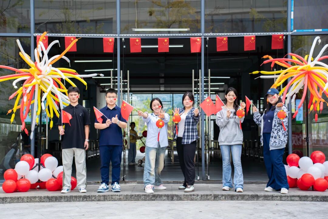 beat365在线唯一官网师生共庆中华人民共和国成立76周年(图3)