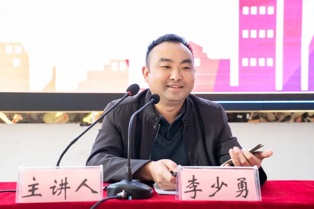 铜仁市人社局就业创业政策宣讲暨职业指导进校园活动在beat365举办(图2) 铜仁市人社局就业创业政策宣讲暨职业指导进校园活动在beat365举办(图2)