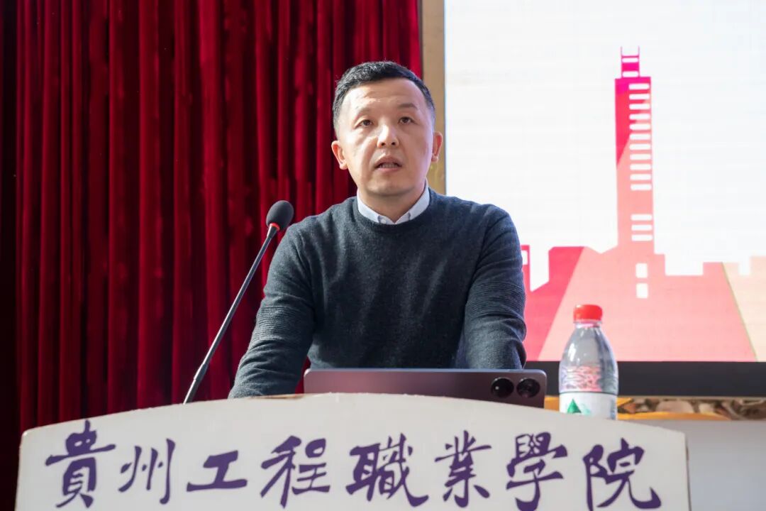 铜仁市人社局就业创业政策宣讲暨职业指导进校园活动在beat365举办(图3) 铜仁市人社局就业创业政策宣讲暨职业指导进校园活动在beat365举办(图3)