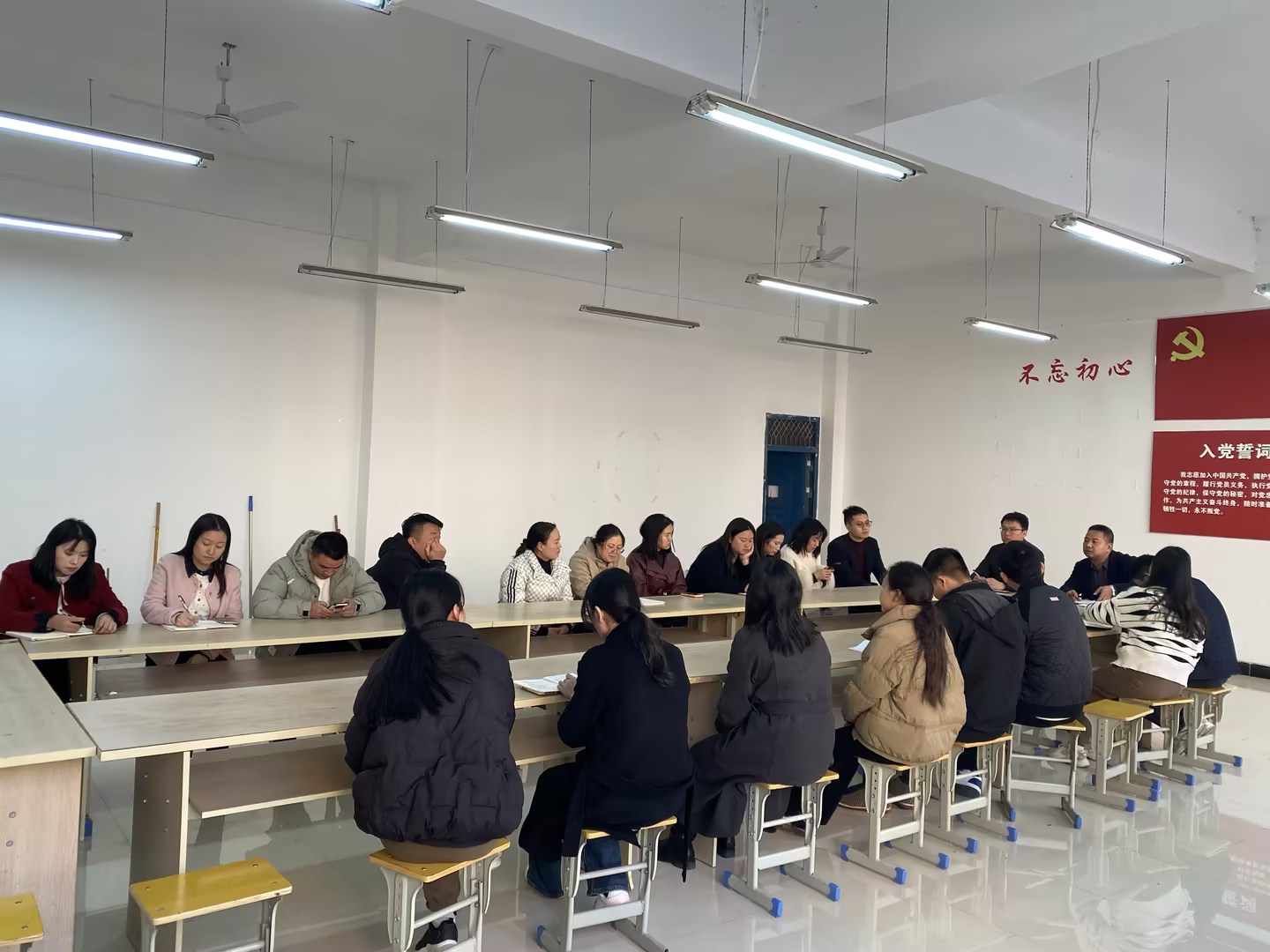 专题研判明方向，承诺践诺强担当 药学院扎实推进意识形态工作(图2)