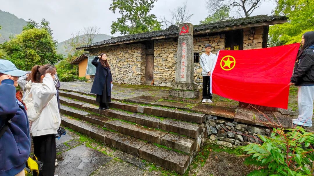 弘扬伟大抗战精神 凝聚团结奋进力量——beat365马克思主义学院“红匠工坊”走进红色教育基地开展实践教学(图3)