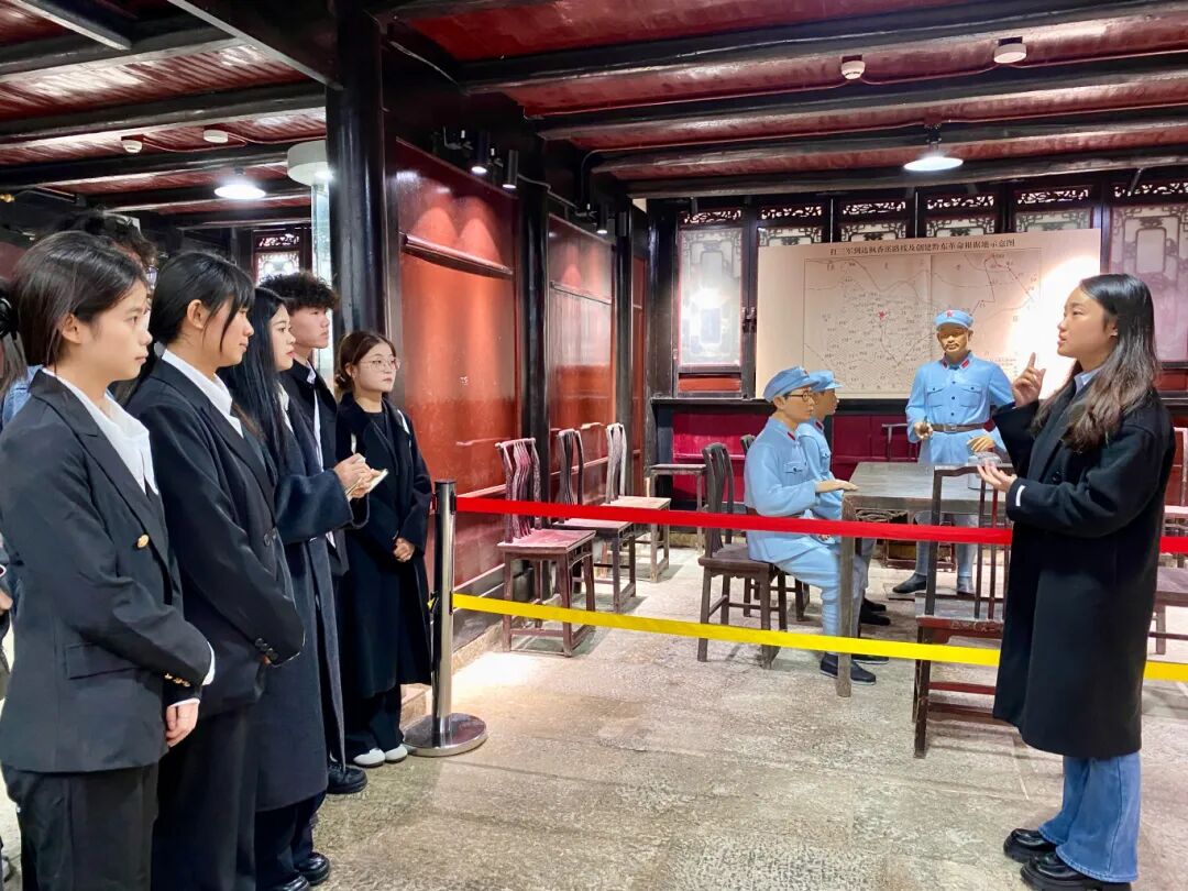 红色热土育青春 行走团课强担当——beat365药学院组织团学干部赴枫香溪红色基地开展沉浸式团课(图1) 红色热土育青春 行走团课强担当——beat365药学院组织团学干部赴枫香溪红色基地开展沉浸式团课(图1)