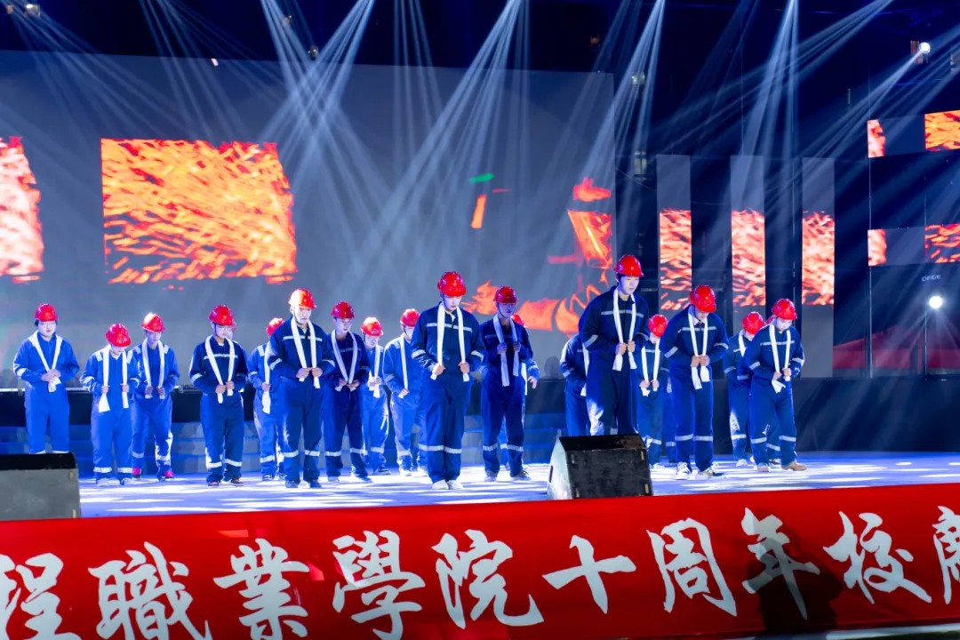 beat365在线唯一官网举行十周年校庆暨2026年元旦文艺晚会(图15)