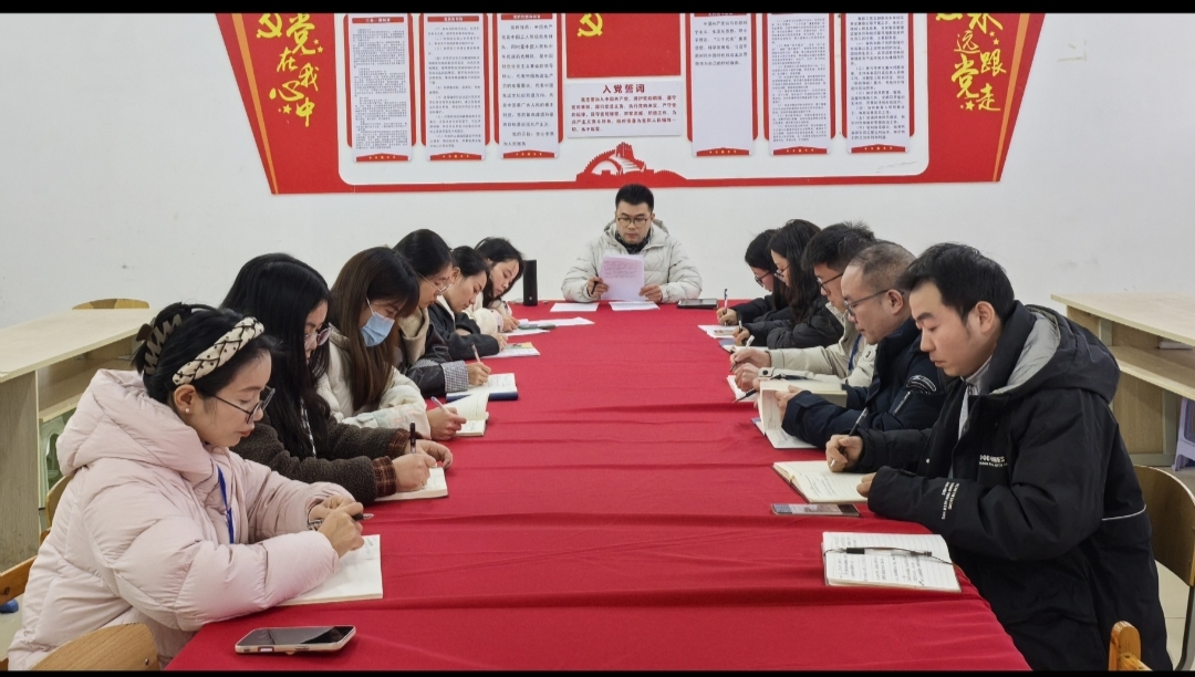 马克思主义学院召开2025年秋季学期期末教职工大会(图2) 马克思主义学院召开2025年秋季学期期末教职工大会(图2)