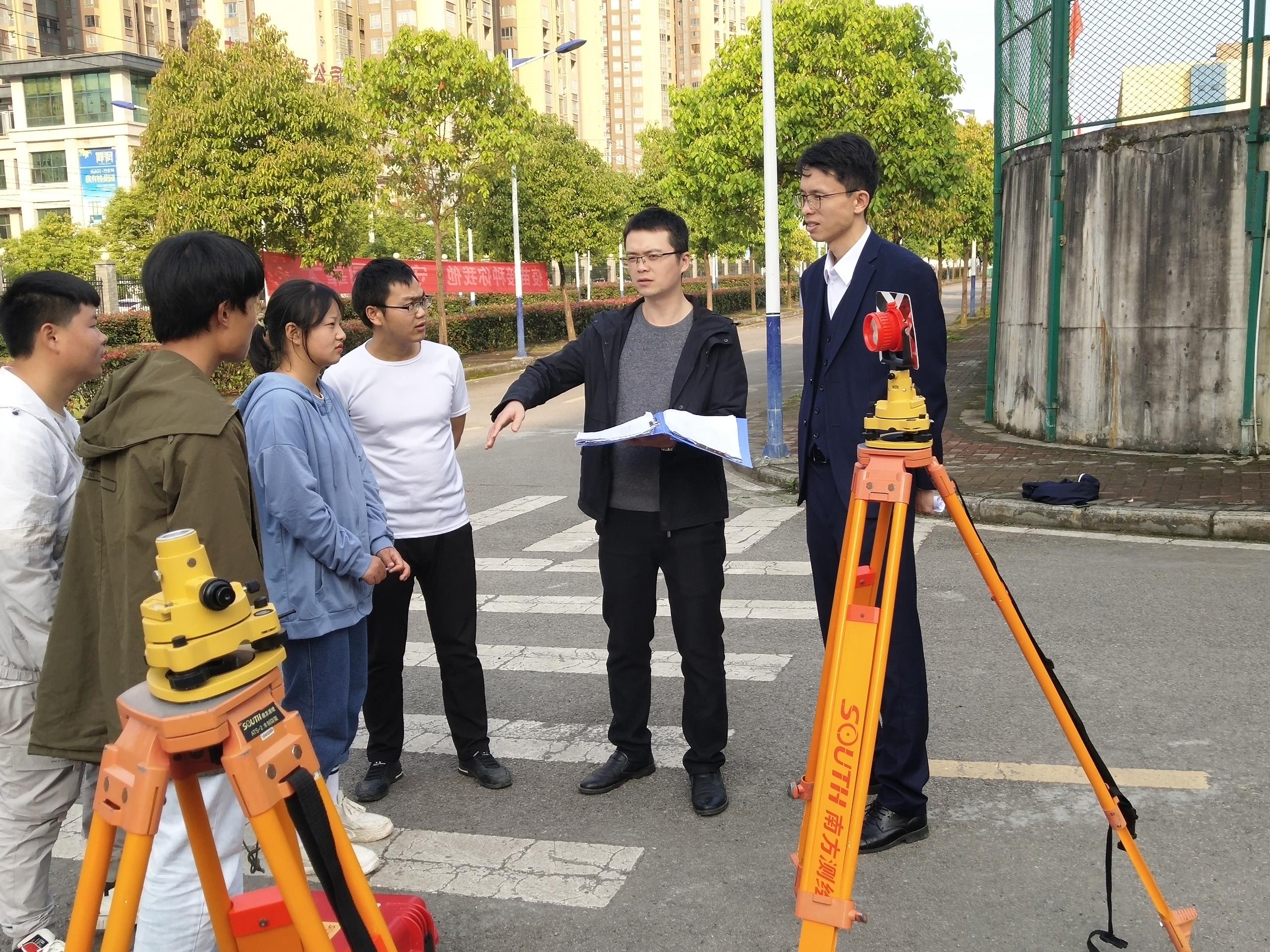 我院检查职业院校技能大赛集训情况并 慰问指导老师和学生参赛选手(图1) 我院检查职业院校技能大赛集训情况并 慰问指导老师和学生参赛选手(图1)