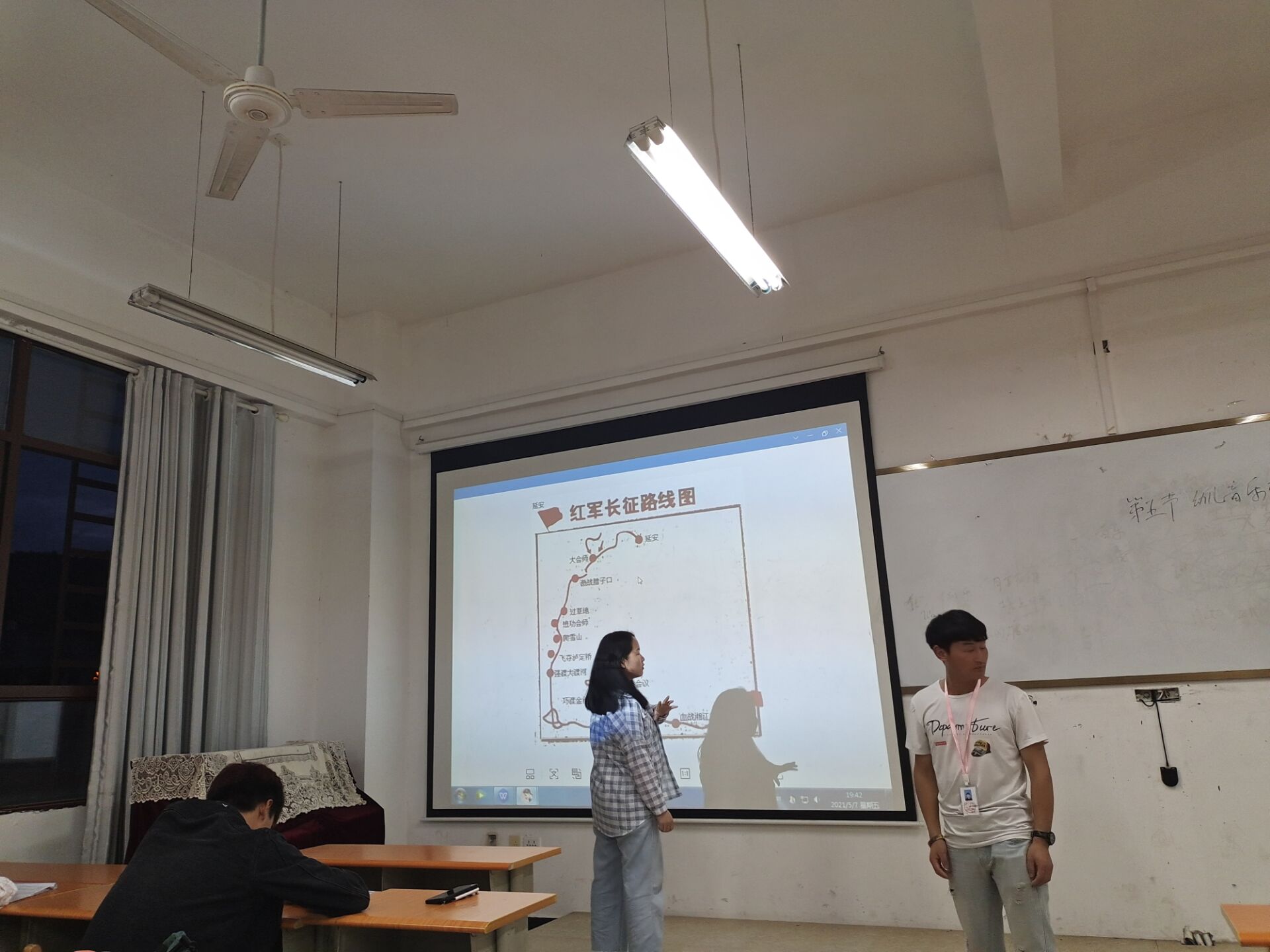 【党史学习教育】经济与管理学院开展“学党史,知党情,跟党走”主题团日活动(图1) 【党史学习教育】经济与管理学院开展“学党史,知党情,跟党走”主题团日活动(图1)