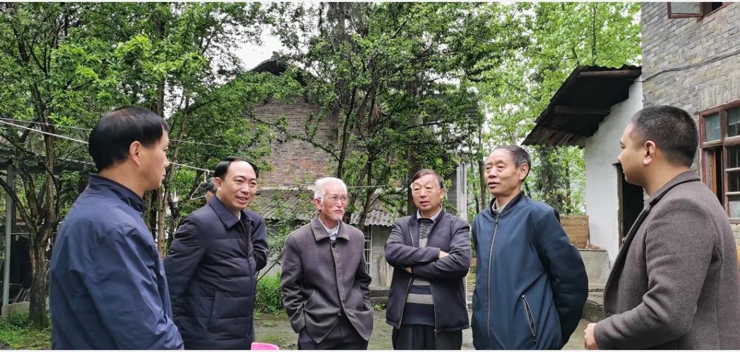 【党史学习教育】经济与管理学院党支部 开展“慰问革命老兵,重温红色历史” 主题党日活动(图2) 【党史学习教育】经济与管理学院党支部 开展“慰问革命老兵,重温红色历史” 主题党日活动(图2)