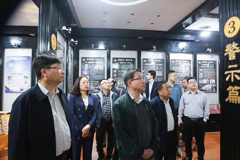 观警示基地 筑思想之堤|beat365组织参观德江县人民法院反腐倡廉警示教育基地(图2)