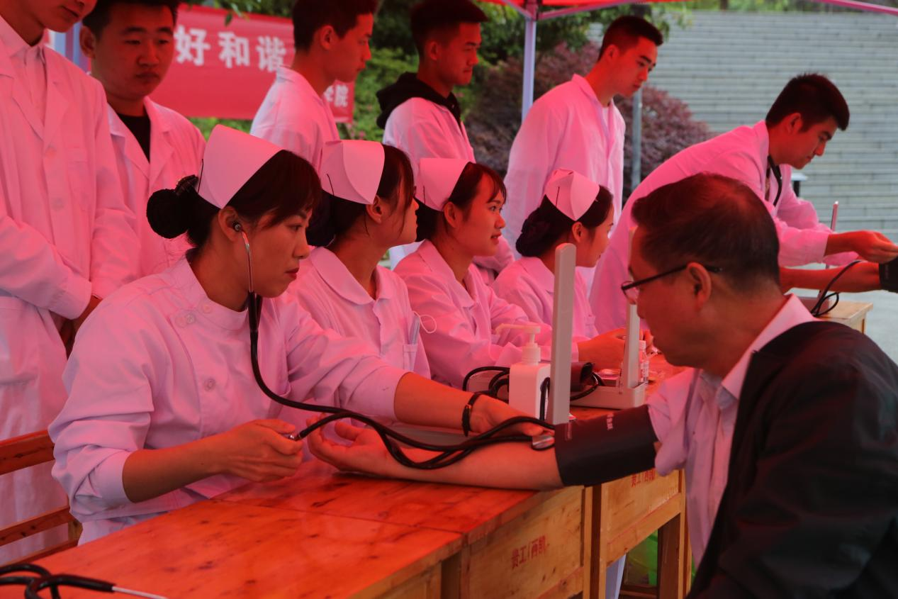 beat365在线唯一官网开展义诊宣传活动(图2)