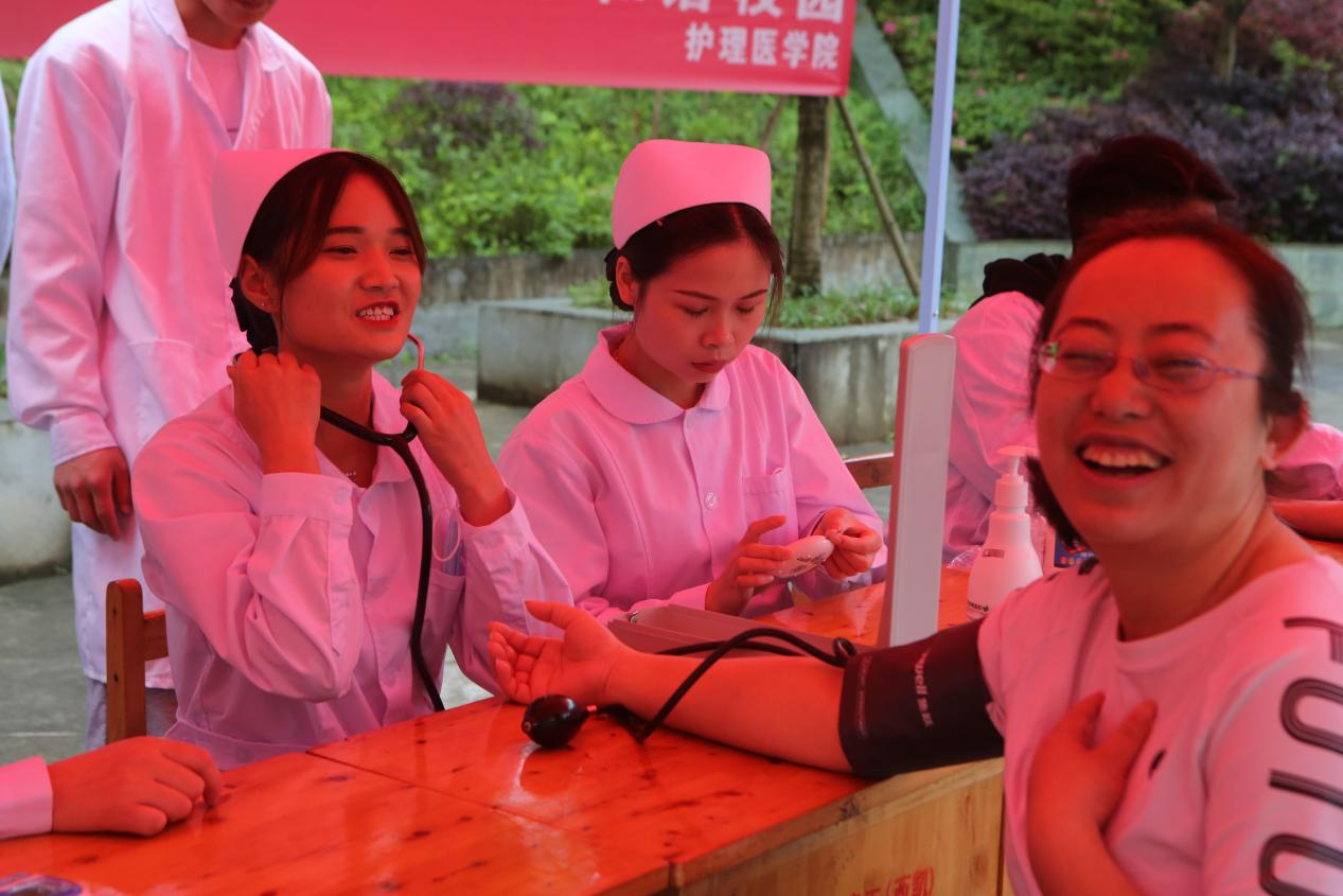 beat365在线唯一官网开展义诊宣传活动(图3)