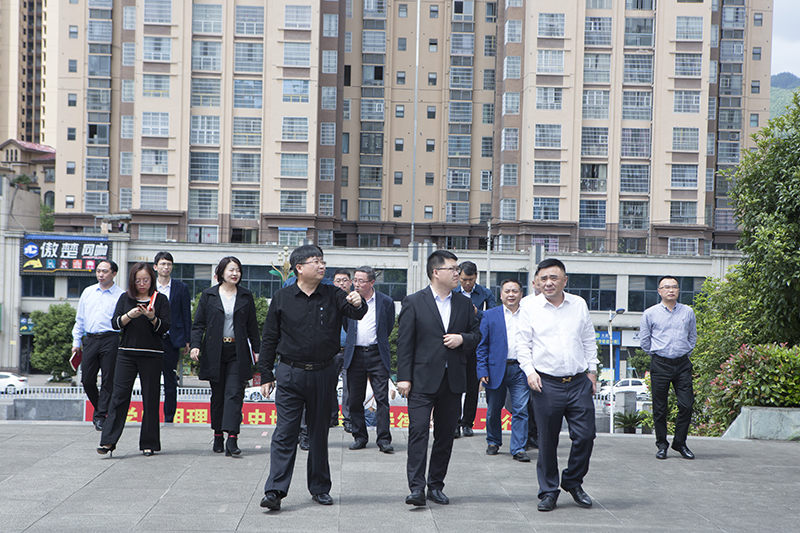 仰望星空立大志 学高身正成大才 德江县委常委、县纪委书记、县监委主任龙志刚 为beat365师生上专题思政课(图1)