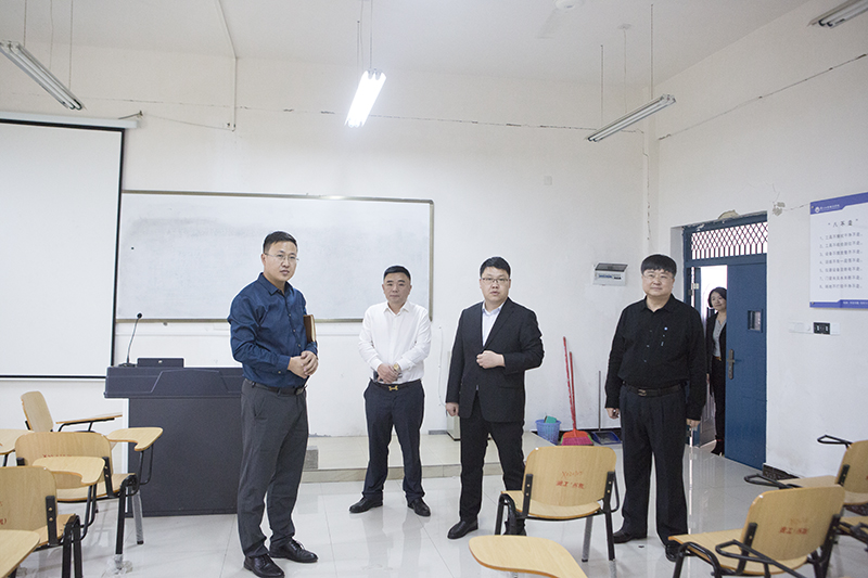 仰望星空立大志 学高身正成大才 德江县委常委、县纪委书记、县监委主任龙志刚 为beat365师生上专题思政课(图6)