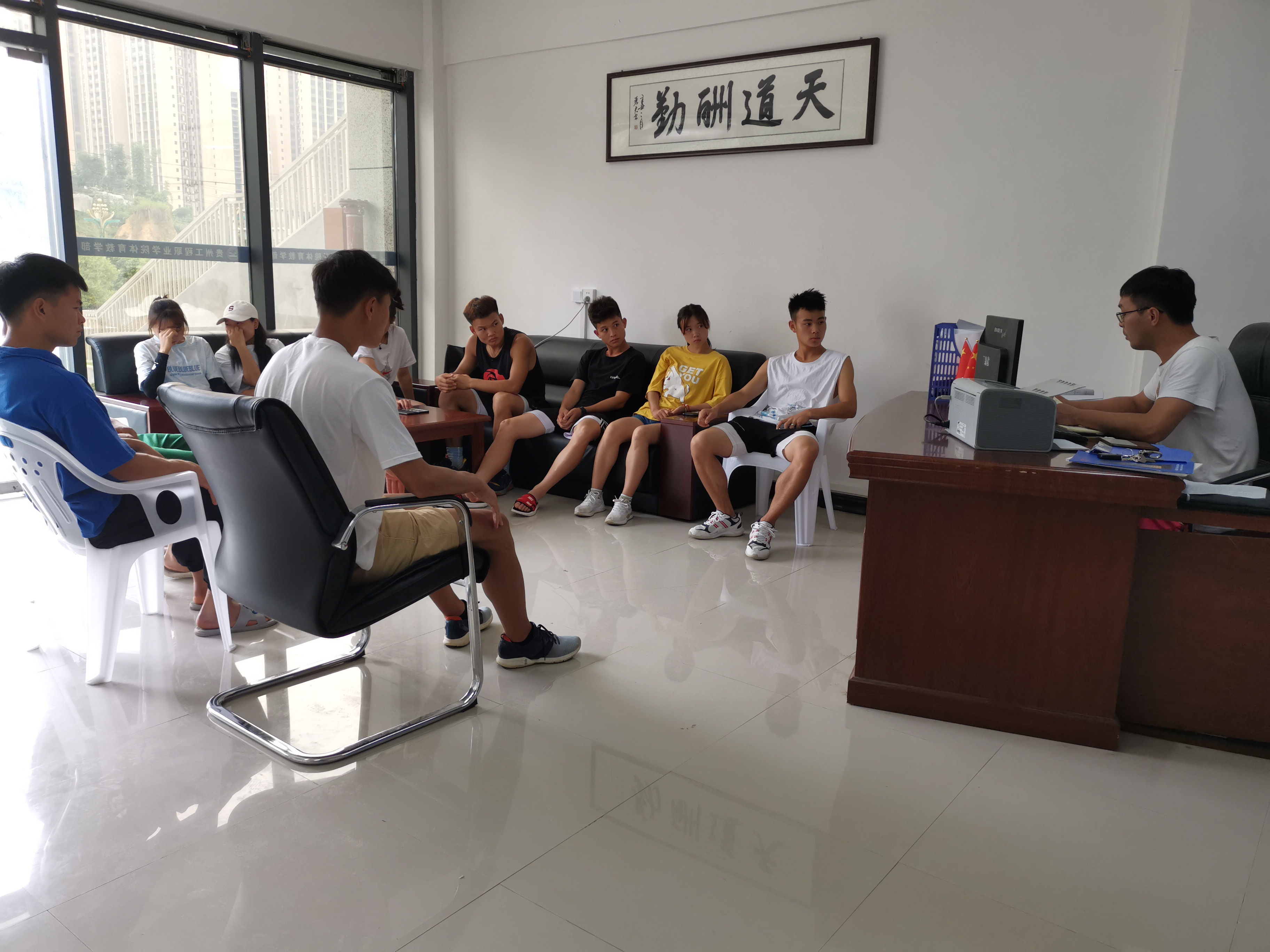 体育系召开师生座谈会(图1) 体育系召开师生座谈会(图1)