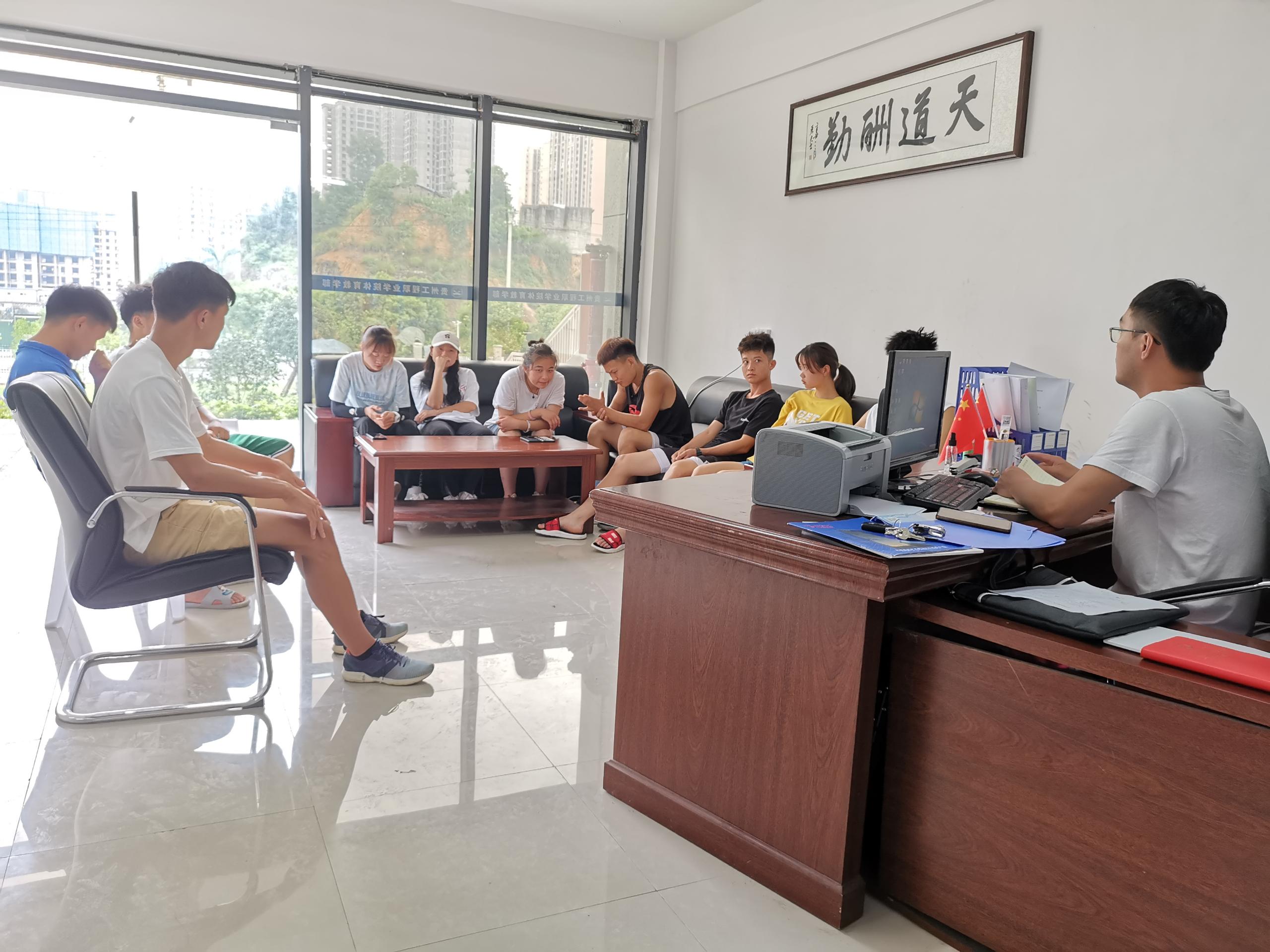 体育系召开师生座谈会(图2) 体育系召开师生座谈会(图2)