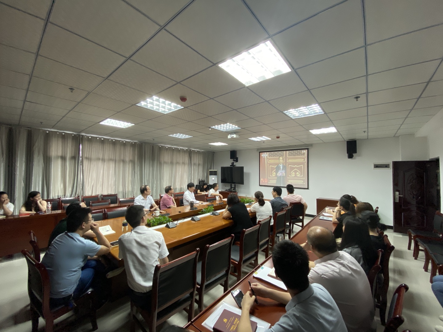 beat365在线唯一官网组织教职工收看并热议庆祝中国共产党成立100周年大会(图1)