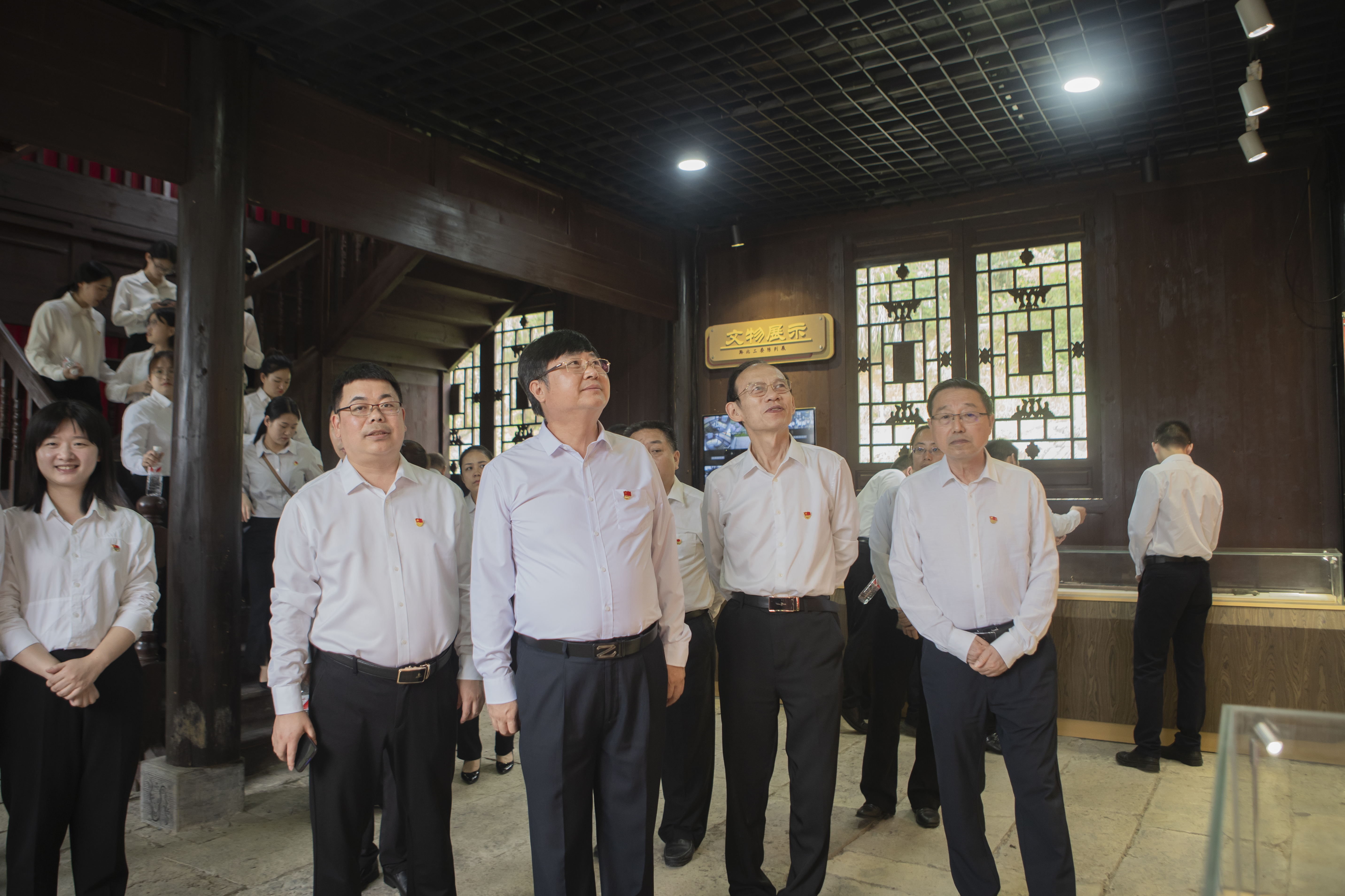 beat365在线唯一官网新党员代表入党宣誓在中共黔北工委旧址举行(图3)